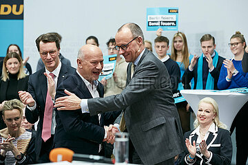 Berlin  Deutschland - Friedrich Merz beglueckwuenscht Kai Wegner bei einer Wahlkampfveranstaltung im Konrad-Adenauer-Haus.