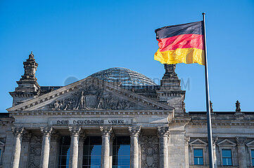 Berlin  Deutschland  Aussenansicht der Westfassade Reichstag mit wehender Bundesflagge im Bezirk Mitte