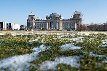 Berlin  Deutschland  Schnee auf dem Platz der Republik mit Blick auf den Reichstag