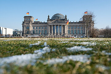 Berlin  Deutschland  Schnee auf dem Platz der Republik mit Blick auf den Reichstag