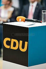 Berlin  Deutschland - Ein Stehpult mit einem Mikrofon und einem Wasseglas in der Parteizentrale der CDU.