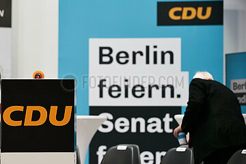 Berlin  Deutschland - Ein Wahlkampfplakat mit dem Motto der Wahlkampagne zur Wahl des Abgeordnetenhauses mit dem Logo der CDU im Konrad-Adenauer-Haus.