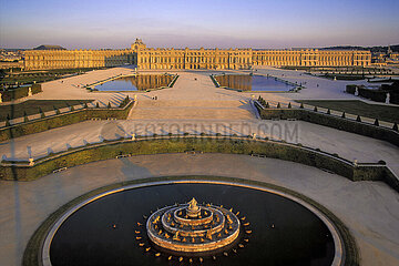 France - Ile de France - Yvelines (78) - Versailles: Chateau de Versailles: General view of the west facade of the Palace of Versailles and its French gardens. In the foreground  the Bassin de Latona. In the background  the Waterbeds then the central body flanked by the North Wing and the South Wing.