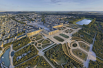 France. Yvelines (78) Versailles. Chateau de Versailles. Overview of the Palace and the city of Versailles from the north west. In the Grand Parc de Versailles  designed and furnished by Andre Le Notre  the order and symmetry characteristic of the French garden still reign. The surface area of the gardens has increased from 6 600 hectares to 500 today. On the right  the Waterbeds and the Latona basin. On the left  the grove of the three fountains.
