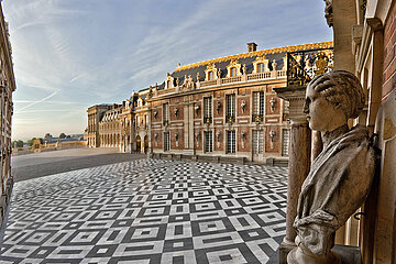 Depuis le nord ouest  vue de la cour de Marbre  vitrine eblouissante des mariages de materiaux et des infinis jeux de couleurs a Versailles.