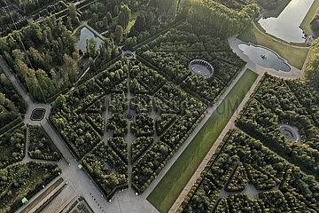 Vue des jardins de Versailles. Dans le Grand Parc de Versailles concu et amenage par Andre Le Notre regnent toujours l'ordre et la symetrie caracteristiques du jardin