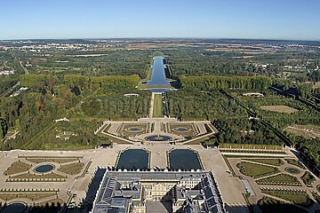 Vue d'ensemble de la grande perspective et de l'Axe du Soleil du parc de Versailles depuis l'est. Au premier plan  la cour de marbre du chateau.