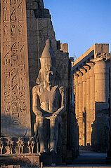 EGYPTE  LOUXOR  TEMPLE DE LOUXOR  PREMIER PYLONE ET OBELISQUE