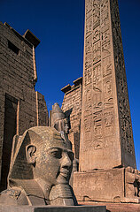 EGYPTE  LOUXOR  TEMPLE DE LOUXOR  PREMIER PYLONE ET OBELISQUE