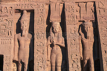 EGYPTE. NUBIE. ABOU SIMBEL. LE TEMPLE DEDIE A LA DIVINITE D'HATHOR A ETE CONSTRUIT EN L'HONNEUR DE NEFERTARI  EPOUSE DE RAMSES II (TEMPLE DE LA REINE)