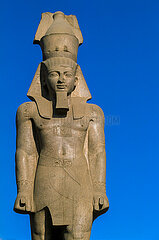 EGYPTE  LE CAIRE  COLOSSE DE RAMSES II DEVANT LA GARE CENTRALE