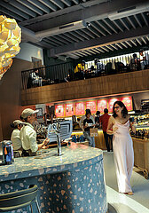 INDIA. MUMBAI. (BOMBAY) THE MIDDLE CLASS MEET AT THE STARBUCKS COFFEE