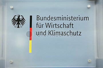 Berlin  Deutschland - Logo und Schriftzug des Bundesministeriums fuer Wirtschaft und Klimaschutz auf einer matten Plexiglasscheibe an einem Rednerpult.
