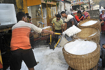 INDIA. MAHARASHTRA. MUMBAI (BOMBAY) SASSOON DOCKS. ICE STORAGE AT THE FISH MARKET