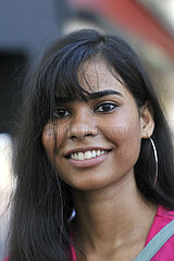 INDIA. MAHARASTHRA. MUMBAI (BOMBAY) SMILING PORTRAIT OF A INDIAN YOUNG WOMAN