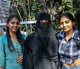 INDIA. MAHARASTHRA. MUMBAI (BOMBAY) CONTRAST BETWEEN HINDUS AND MUSLIM YOUNG WOMEN