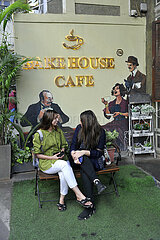 INDIA. MAHARASTHRA. MUMBAI ( BOMBAY) YOUNG WOMEN OF THE MIDDLE CLASS AT THE ENTRANCE OF THE RESTAURANT BAKEHOUSE CAFE
