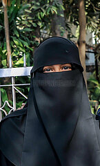 INDIA. MAHARASTHRA. MUMBAI (BOMBAY) CONTRAST BETWEEN HINDUS AND MUSLIM YOUNG WOMAN