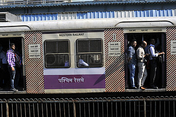 INDIA. MAHARASTHRA. MUMBAI (BOMBAY) SUBURB TRAIN AT RUSH HOUR