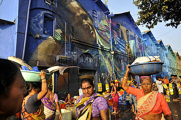 INDIA. MAHARASTHRA. MUMBAI ( BOMBAY) SASSOON DOCKS THE FISH MARKET  THE WALLS OF THE DOCKS HAVE BEEN PAINT BY STREET ART ARTISTS DURING THE ART PROJECT FESTIVAL