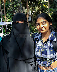 INDIA. MAHARASTHRA. MUMBAI (BOMBAY) CONTRAST BETWEEN HINDUS AND MUSLIM YOUNG WOMEN