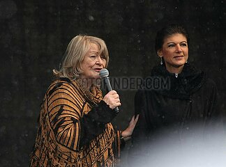 Alice Schwarzer und Sahra Wagenknecht auf Demo am 25.02.2023