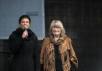 Sahra Wagenknecht und Alice Schwarzer auf Demo am 25.02.2023