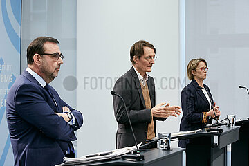 Berlin  Deutschland - Klaus Holetschek mit Karl Lauterbach und Melanie Schlotzhauer bei einer Pressekonferenz zur zur Bund-Laender-Arbeitsgruppe fuer die Krankenhausreform.