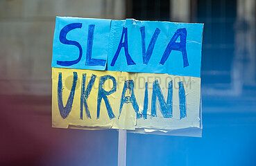 Deutschland  Bremen - Jahrestag des russischen Angriffkriegs gegen die Ukraine  Slogan SLAVA UKRAINI (Ruhm der Ukraine)  Demonstration WE STAND WITH UKRAINE