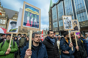Deutschland  Bremen - Jahrestag des russischen Angriffkriegs gegen die Ukraine  Demonstration WE STAND WITH UKRAINE  solidarische iranische Demonstranten
