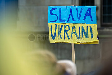 Deutschland  Bremen - Jahrestag des russischen Angriffkriegs gegen die Ukraine  Slogan SLAVA UKRAINI (Ruhm der Ukraine)  Demonstration WE STAND WITH UKRAINE