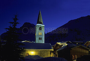 FRANCE. SAVOIE (73) VAL D'ISERE SKI RESORT (HAUTE-TARENTAISE) IN THE MASSIF OF VANOISE. ESPACE KILLY. CHURCH BY NIGHT