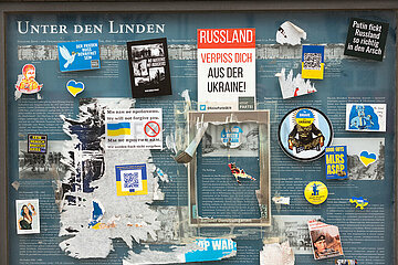 Berlin  Deutschland  DEU - Ukrainische Aufkleber an einem Infopoint unter den Linden bei der russischen Botschaft