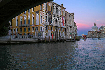 Venedig  Venetien  Italien  ITA - Blick auf den Canal Grande in Richtung der Kirche Santa Maria della Salute