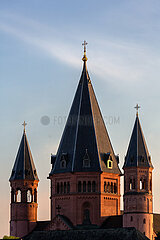 Deutschland  Mainz - Tuerme des Mainzer Dom (Kathedrale der roemisch-katholischen Dioezese Mainz) in der Altstadt
