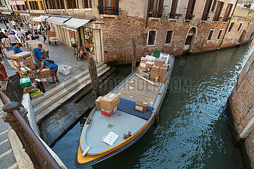 Venedig  Venetien  Italien  ITA - Postboot ankert mit Paketen beladen am Kai