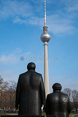 Berlin  Deutschland  Denkmal Marx-Engels-Forum mit Statuen von Karl Marx und Friedrich Engels und Fernsehturm im Bezirk Mitte
