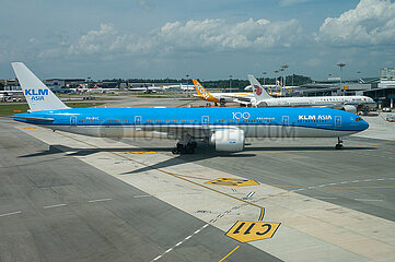 Singapur  Republik Singapur  Boeing 777-300 Passagierflugzeug der KLM Asia auf dem Flughafen Changi