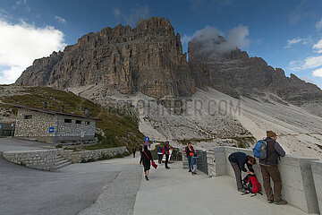 Belluno  Venetien  Suedtirol  Italien  ITA - Touristen am drei Zinnen Wanderweg  Sextener Dolomiten
