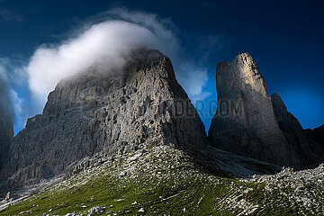 Belluno  Venetien  Suedtirol  Italien  ITA - Wolken umhuellen die Berggipfel der drei Zinnen  Sextener Dolomiten