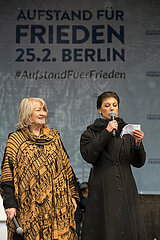 Berlin  Deutschland  DEU - Friedensdemo - Aufstand fuer Frieden auf dem Platz des 18. Maerz vor dem Brandenburger Tor