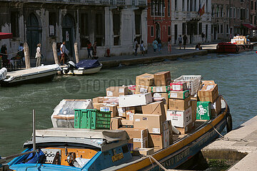 Venedig  Venetien  Italien  ITA - In der Innenstadt von Venedig ankert ein Postboot beladen mit Paketen
