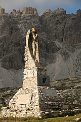 Belluno  Venetien  Suedtirol  Italien  ITA - Drei Zinnen. Kriegsdenkmal aus dem 1. Weltkrieg vom Bildhauer Vittorio Morelli