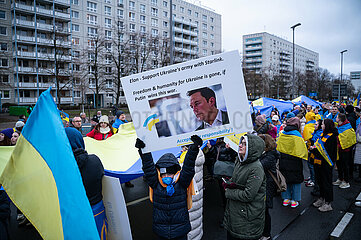 Berlin  Deutschland  Teilnehmer der Demonstration Wir werden nie vergessen“ gegen den Krieg Russlands in der Ukraine