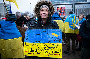 Berlin  Deutschland  Teilnehmerin der Demonstration Wir werden nie vergessen“ gegen den Krieg Russlands in der Ukraine