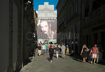 Venedig  Venetien  Italien  ITA - Stadtansicht mit Werbeplakat von Giorgio Armani