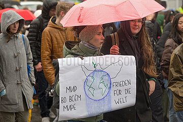 Berlin  Deutschland  DEU - Demonstrationszug unter dem Motto: Frieden fuer die Ukraine und weltweit