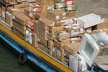 Venedig  Venetien  Italien  ITA - Postboot ankert mit Amazonpaketen beladen am Kai