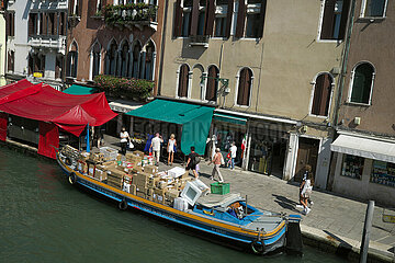 Venedig  Venetien  Italien  ITA - In der Innenstadt von Venedig ankert ein Postboot beladen mit Paketen