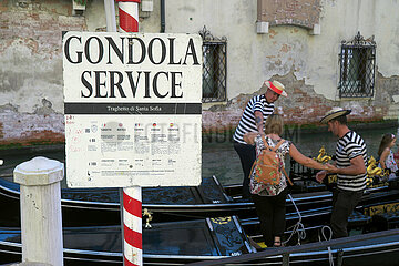 Venedig  Venetien  Italien  ITA - Gondoliere helfen einer Kundinin in die Gondel